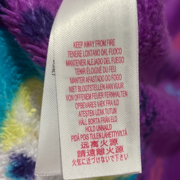 Disney 50x60 Frozen Anna and Elsa blanket in vibrant purple euc - Picture 6 of 7